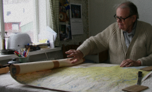 Tomas Cramér studerar en karta över nordlanden